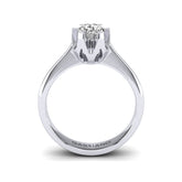 Gabriano Merina 6 tırnaklı tektaş yüzük; GIA-HRD sertifikalı yuvarlak pırlanta ve beyaz altın montürün yandan görünüşü